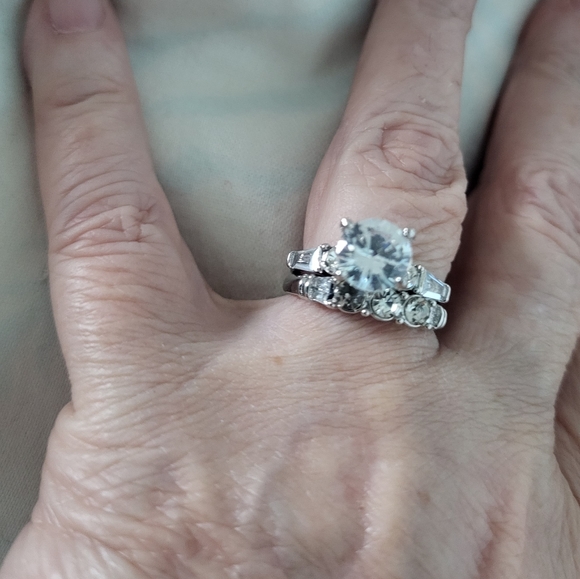 BRILLIANT ROUND CUT & BAUGETTE AUSTRIAN CRYSTALS RING SET - Picture 7 of 10